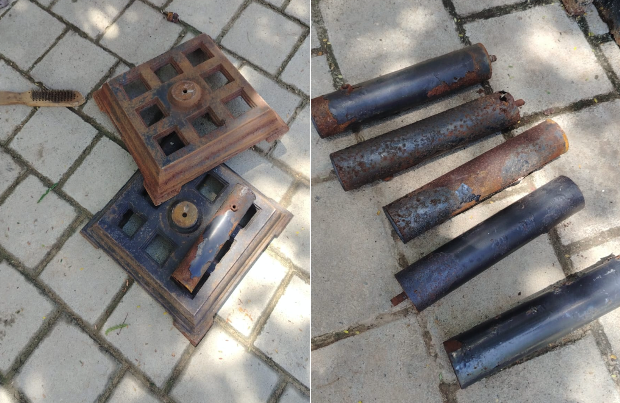 Bases de parasoles en mal estado, con falta de estabilidad y desgaste estructural.