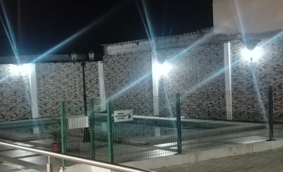 Sistema de iluminación exterior renovado con faros adecuados y funcionales.
