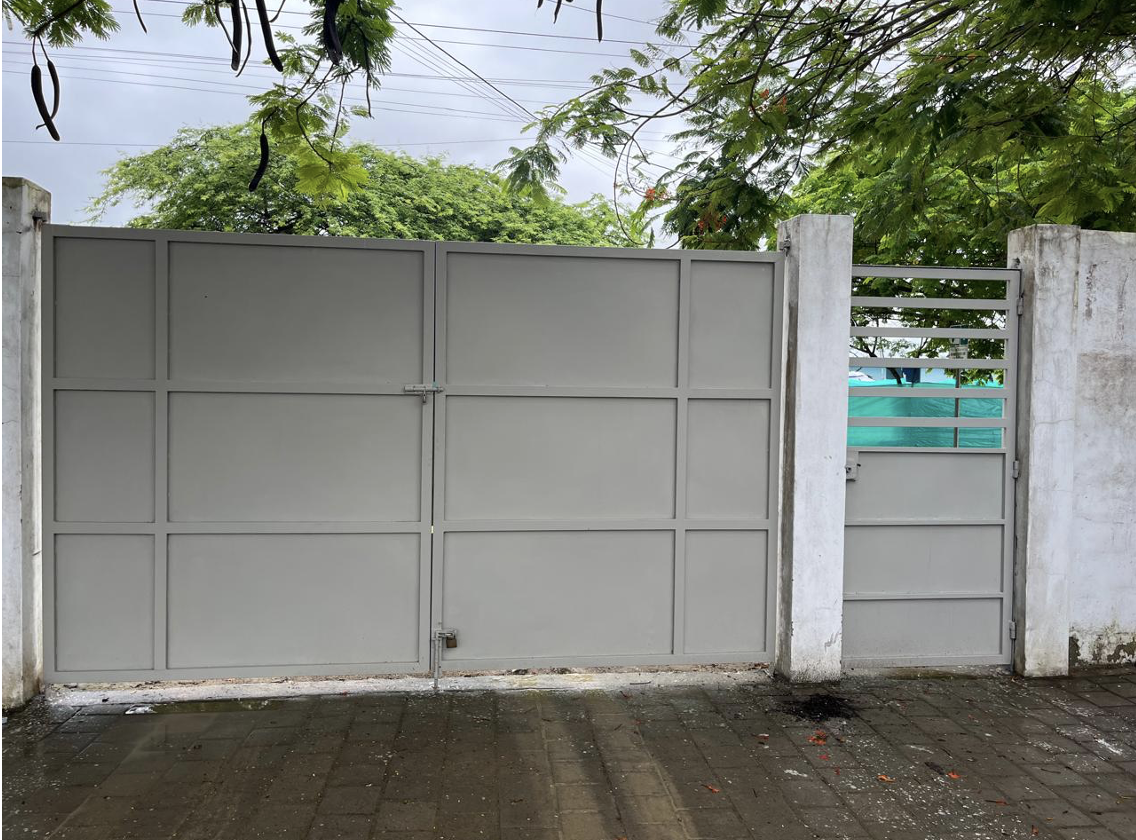 Nueva puerta de la sede de Ayangue después del mantenimiento